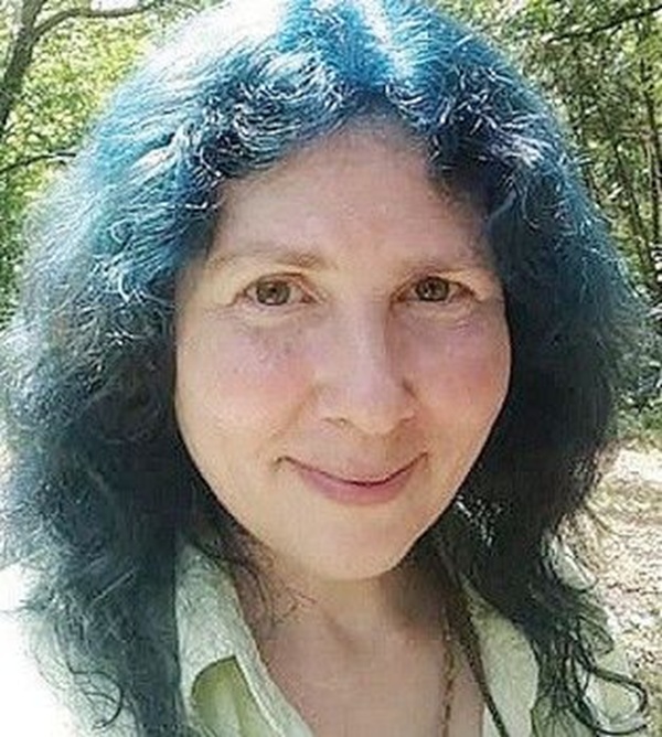 sandra huges cu parul albastru face un selfie