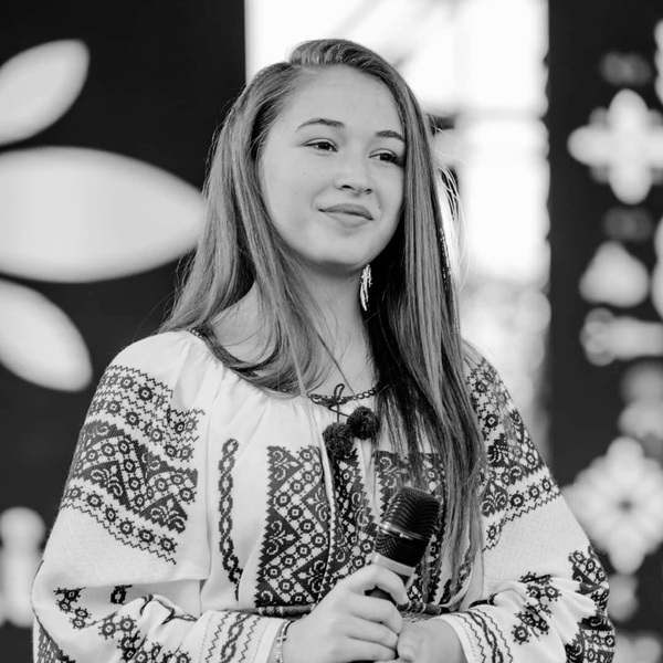 andreea micu in costum popular canta poza alb negru