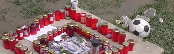 mai multe lumanari si o minge de fotbal in curtea scolii din bacau