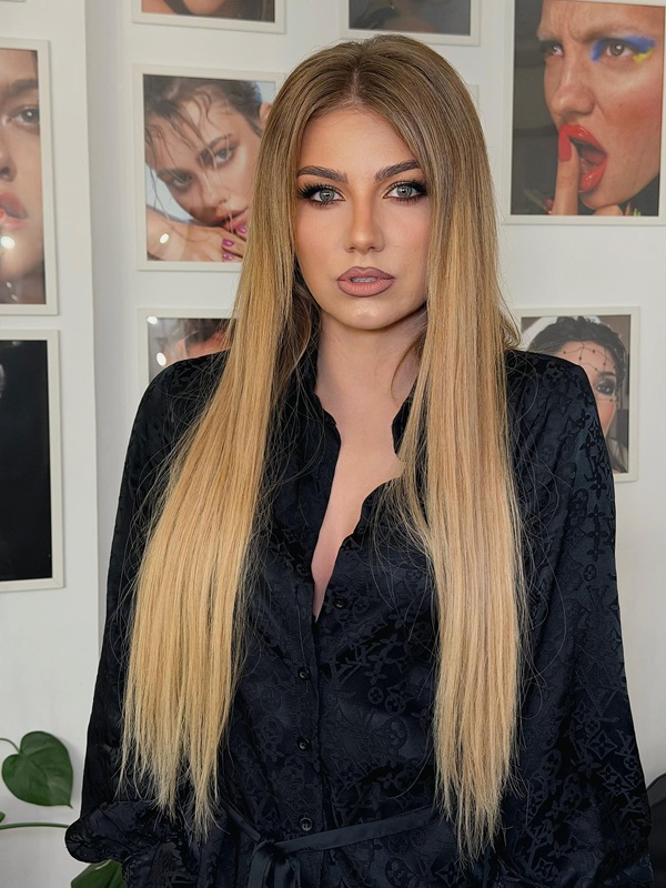 codruta filip cu parul lung intins imbracata in negru
