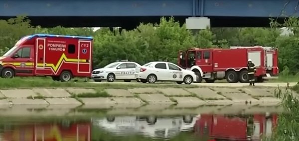 masina de politie si ambulante pe malul lacului chitila