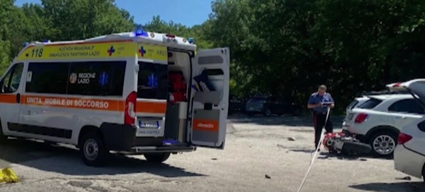 locul accidentului cu o motocicleta rasturnata si cu o ambulanta din italia