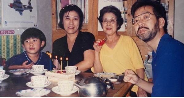 doua femei, un barbat si un copil chinez stau la masa 