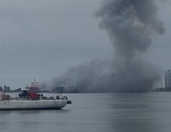 explozie cu fum pe apa in zare o barca