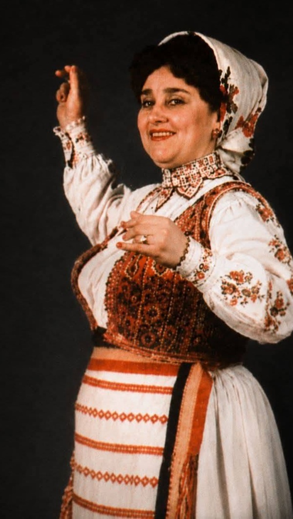 maria haiduc in costum popular cu mana ridicata in sus