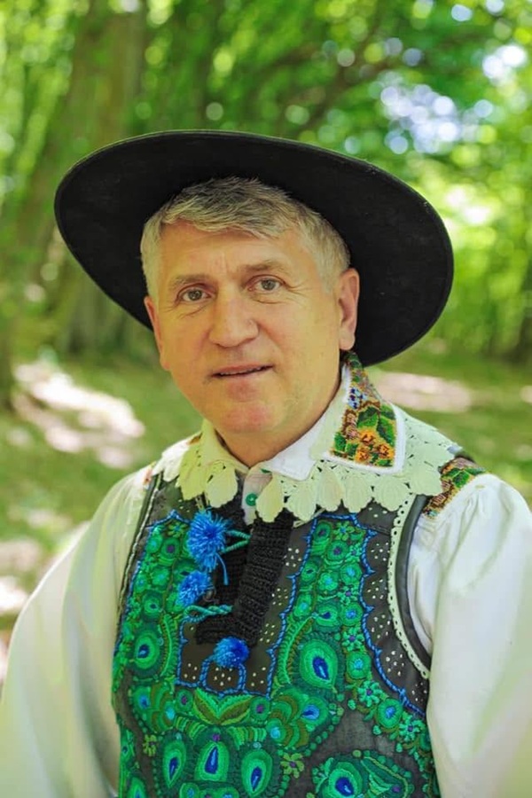 cristian pomohaci in costum popular cu palarie neagra pe cap