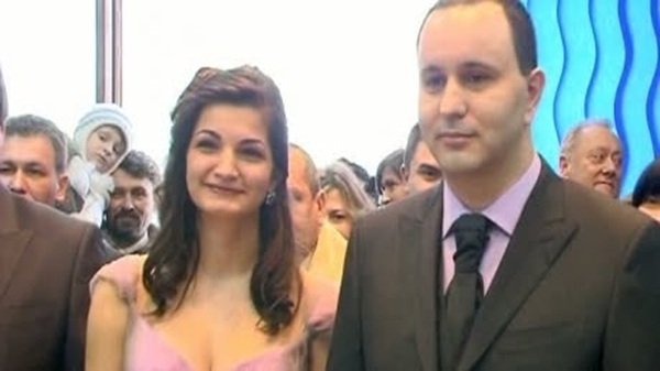 Mugurel surupăceanu in costum gri alaturi de sotia lui