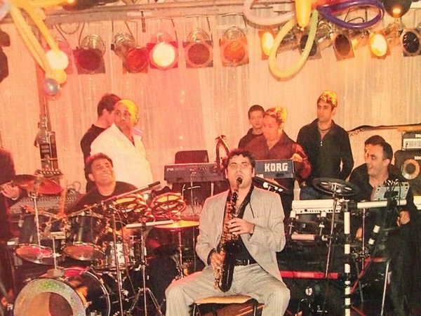 memiș selciuc canta la saxofon la un eveniment
