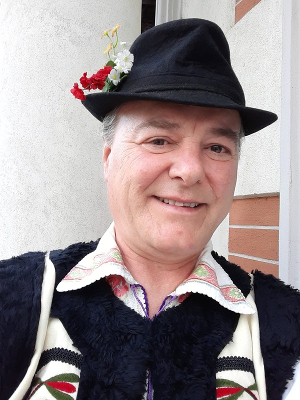 aurica totolici imbracat in costum popular cu palarie pe cap