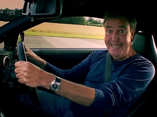 jeremy clarkson la volanul unei masini zambeste
