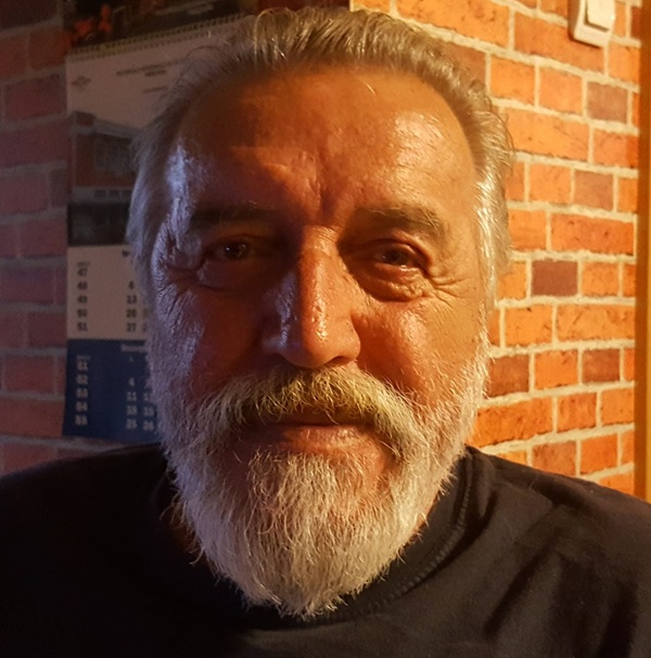 valeriu sepi cu barba si mustata sura imbracat in negru face un selfie