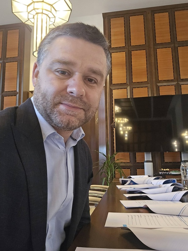 ciprian ciucu in camasa alba si costum maro la birou