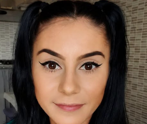 ana maria andrei femeie bruneta cu parul prins in codite face un selfie