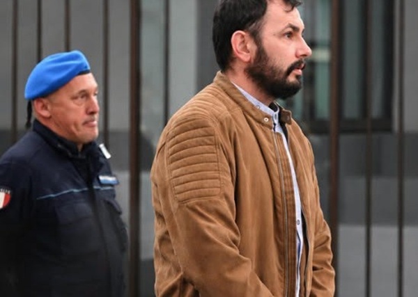 vasile frumuzache imbracat in maro cu un politist langa el