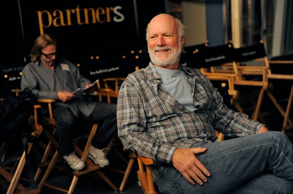 james burrows imbracat in blugi si camasa in carouri in rolul de regizor in cadrul unui film
