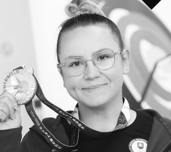 fata cu ochelari cu parul prins cu o medalie in mana