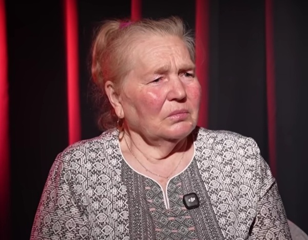 femeie blonda cu parul prins la spate da un interviu