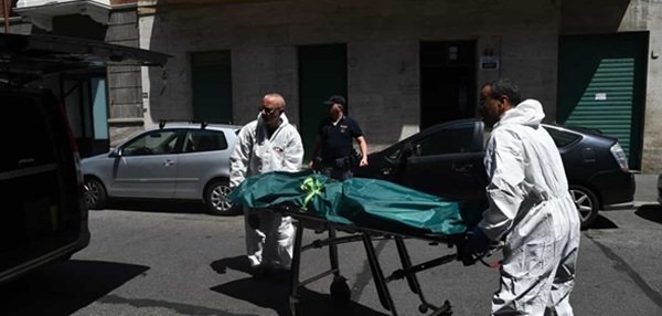doi oameni ai legii imbracati in alb poarta o targa