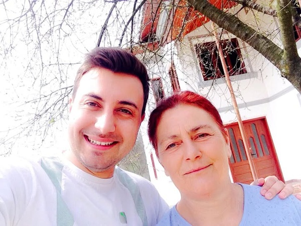 valentin sanfira imbracat in alb alaturi de mama lui imbracata in albastru