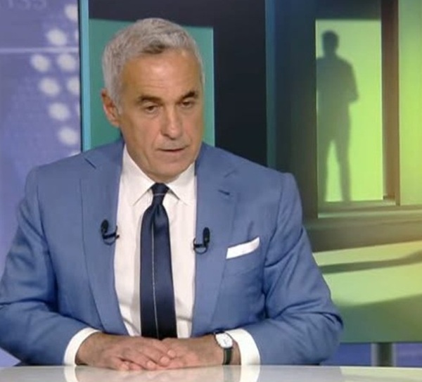 calin georgescu in costum bleu cu cravata in studioul realitatea