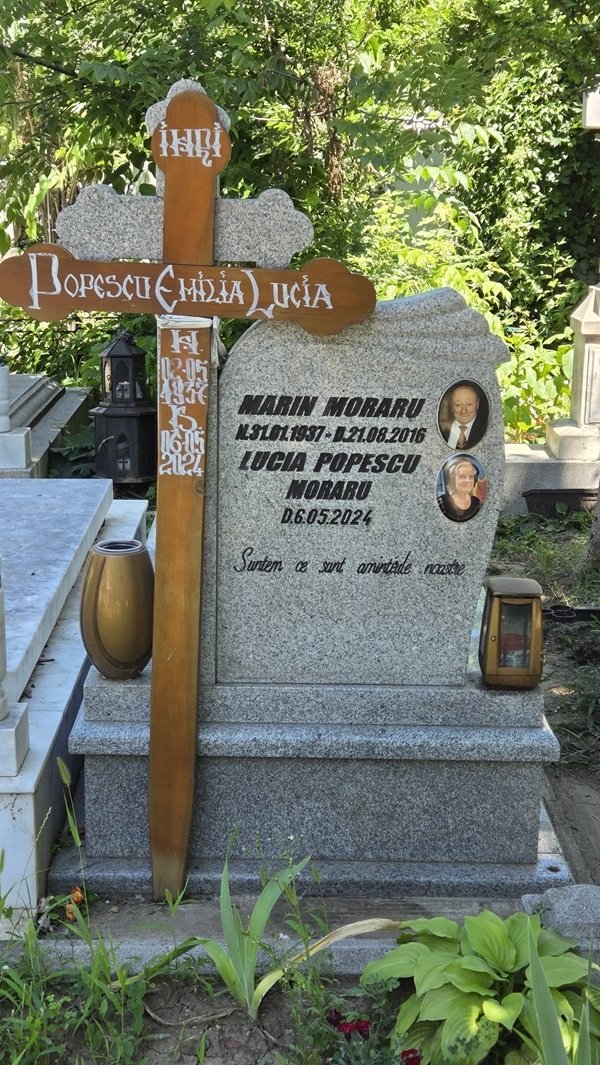 piatra funerara a lui mihai moraru si crucea de lemn