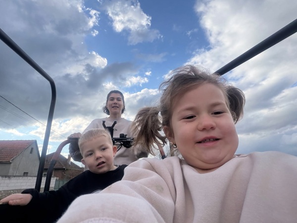 selfie facut de fetita ilenei sterp in timp ce mama ii plimba pe ea si pe fratele ei cu un vehicul