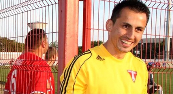 radu marginean tanar in tricou galben pe terenul de fotbal