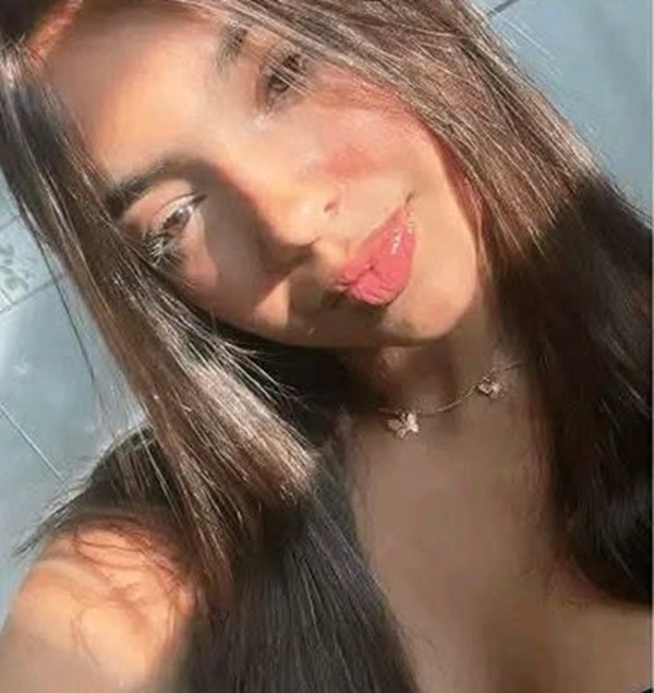 fata satena cu parul lung drept imbracata in tricou negru face un selfie