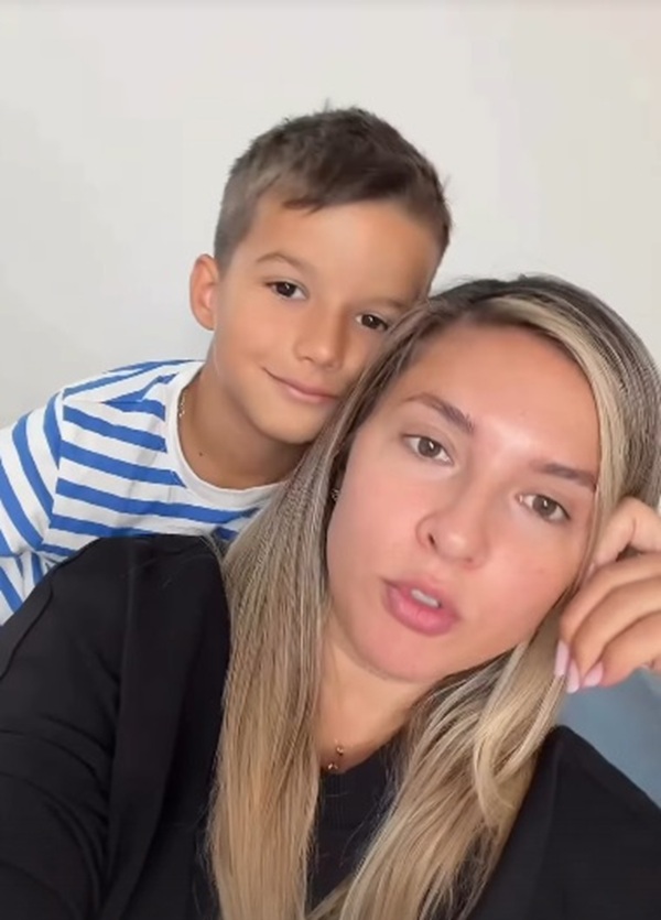 daniela iliescu imbracata in bluza neagra cu fiul ei milan in bluza alba cu dungi negre