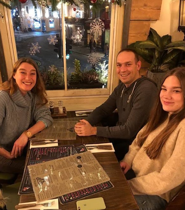 adolescenta cu parintii la masa