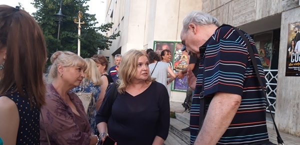 un barbat in tricou cu dungi vorbeste cu nuami dinescu si cristina topescu