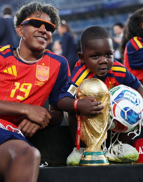 lamine yamal cu trofeul cupei mondiale alaturi de fratiorul sau mai mic pe teren