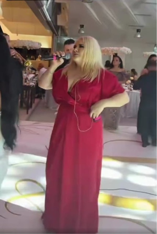 viorica de la clejani in rochie rosie lunga canta pe scena