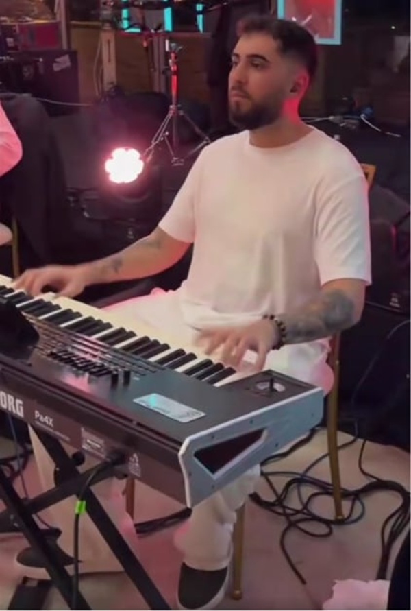 fulgy imbracat in alb canta la orga la un eveniment