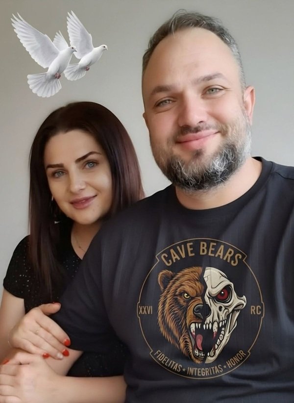 adrian si adina but imbracati in negru inconjurati de porumbei