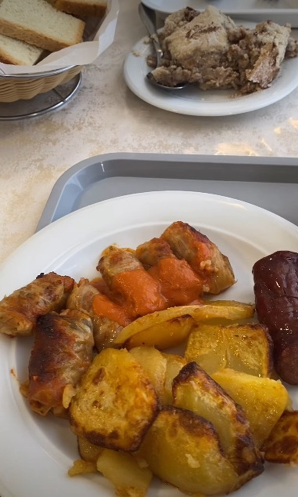 un platou cu sarmale cartofi si un carnat