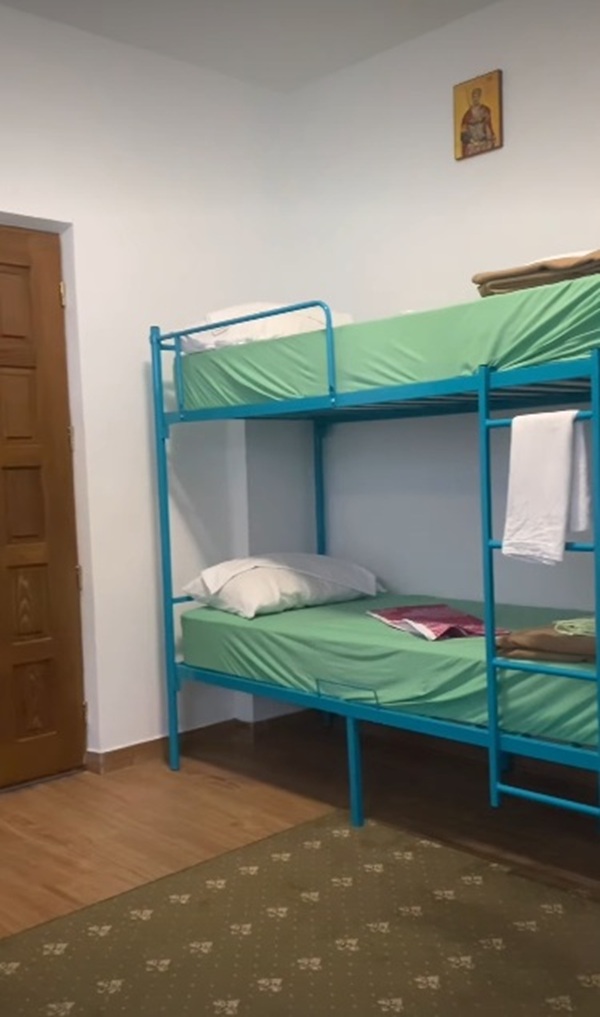 paturi suprapuse cu lenjerie bleu intr-o camera