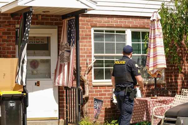 un politist american face cercetari la o casa