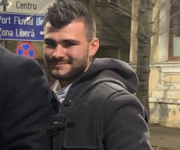 baiat cu barba si mustata imbracat in hanorac negru