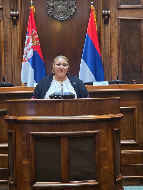 diana sosoaca imbracata in alb in parlamentul romaniei