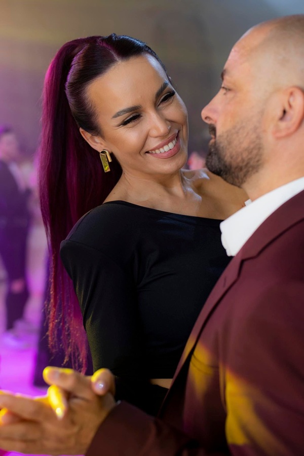 claudiu molnar in costum grena danseaza cu anca molnar cu parul prins in rochie neagra