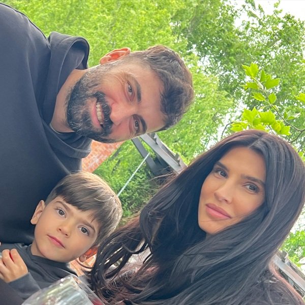 raluca ropotan alaturi de sotul si fiul ei selfie in natura