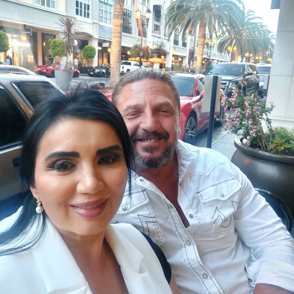 adriana bahmuteanu imbracata in alb face un selfie la masa cu george restivan imbracat tot in alb
