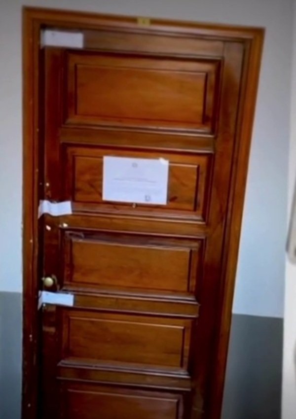 usa de lemn de apartament sigilata cu un anunt pe ea