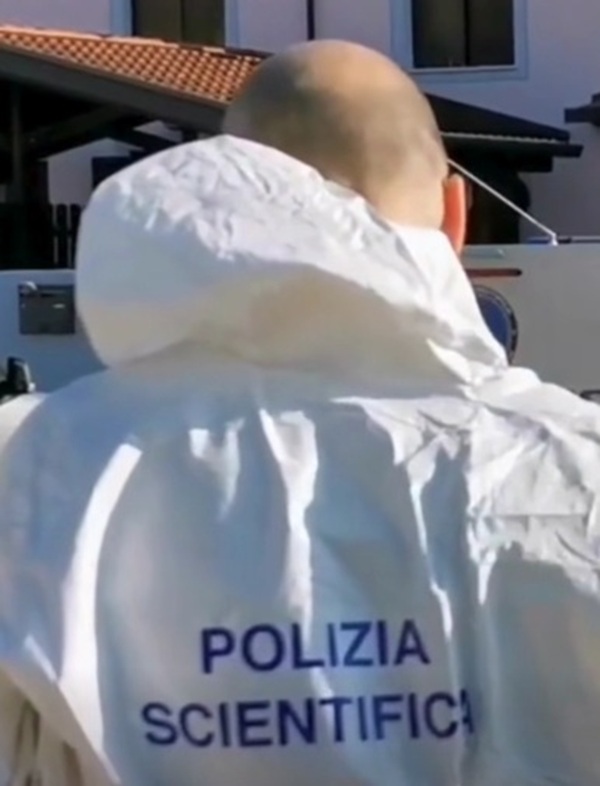 politist imbracat in alb cu gluga data jos de pe cap
