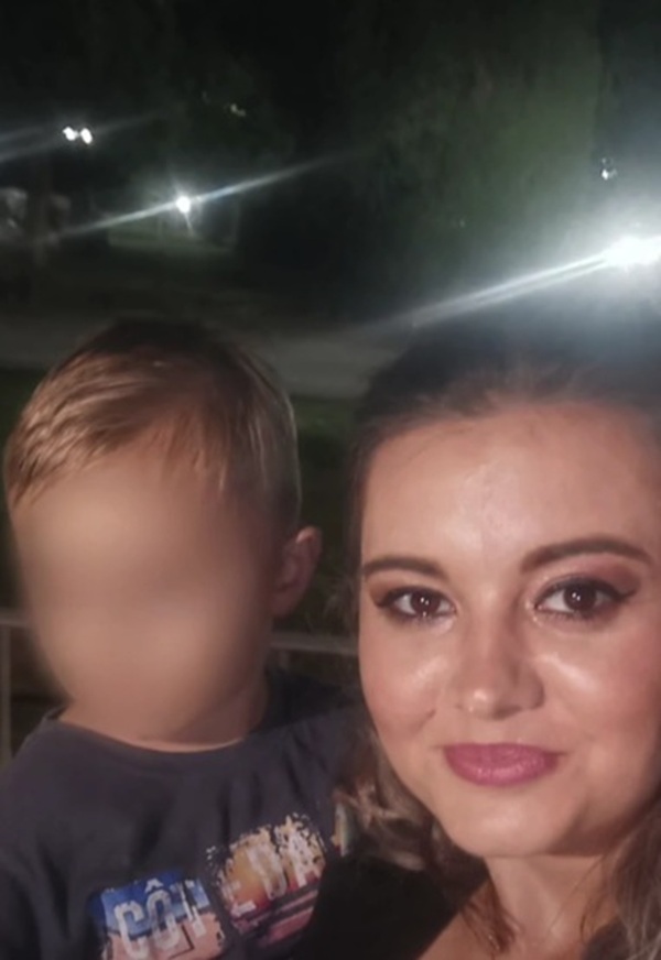 femeie blonda face selfie cu un copilas cu fata blurata