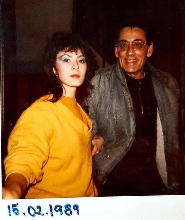 fotografie din 1989 cu mariana moculescu imbracata in galben si horia moculescu