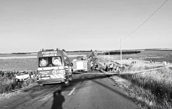 poza alb negru cu mai multe masini si ambulante la locul unui accident imprejmuit