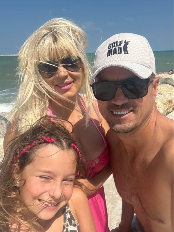 elena udrea alaturi de fiica si sotul ei pe plaja