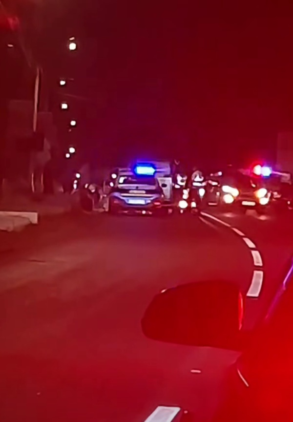 imagine cu un accident si masini de politie cu girofarurile aprinse